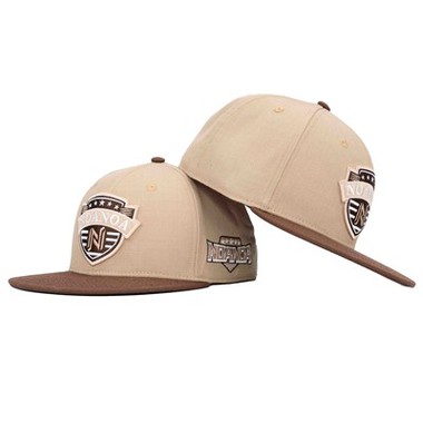 ٹی سی اے پی ہائی کوالٹی اون بلینڈ ایکریلک فیبرک 6 پینل مینز فٹڈ کیپس کسٹم پف لوگو فٹڈ ہیٹ کیپ